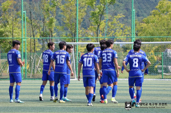 [사진: 아주대학교 축구부 프런트]